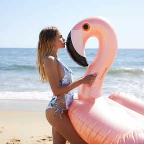 Flamingo trend: Τι πραγματικά αναζητάμε στη μόδα των φουσκωτών ροζ φλαμίνγκο;